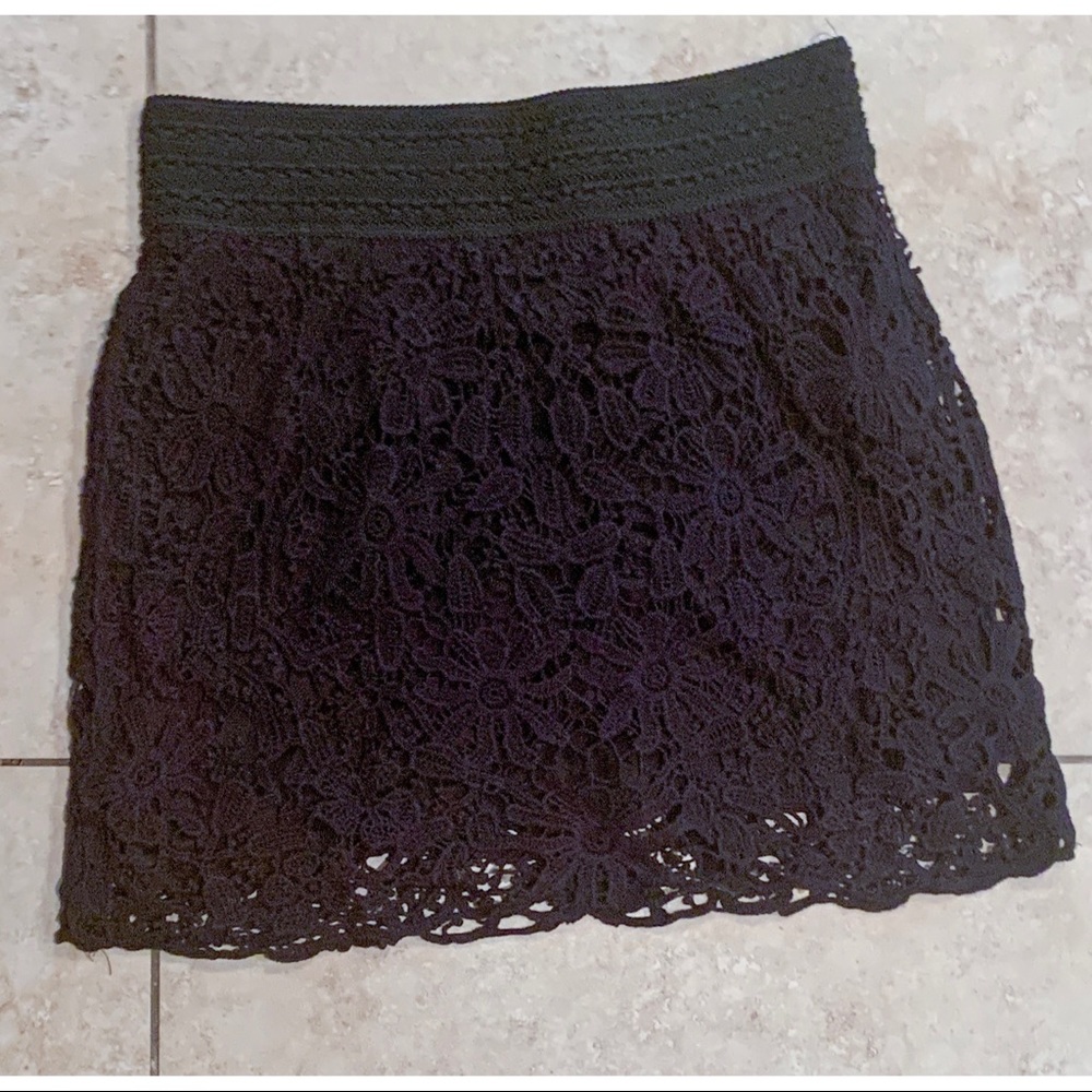 FOREVER 21 LACE OVERLAY MINI SKIRT